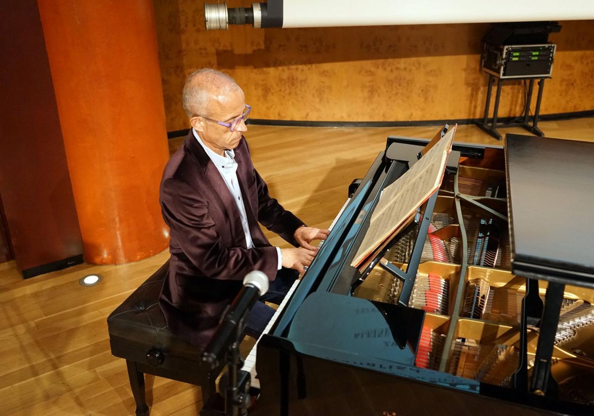 El pianista Sergio Alonso interpretó una de las piezas del disco durante la presentación de este lunes en la Sala de Cámara del Alfredo Kraus.