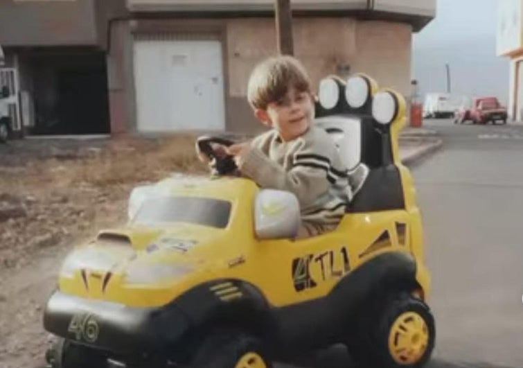 Imagen subida por Ithaisa Suárez en Instagram de Yéremi jugando con un coche de juguetes.