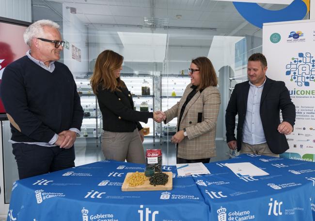 Salvador García (responsable de fábrica de La Isleña), Cristina Peña (responsable de calidad de La Isleña), Guayarmina Peña (CEO del ITC) y Flavio Guidi (jefe de sección del área de Biotecnología del ITC)