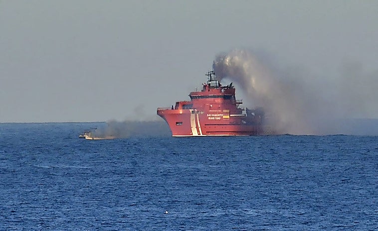 Imagen del barco Montes y Sabino, en la costa teldense, asistido por Salvamento Marítimo.