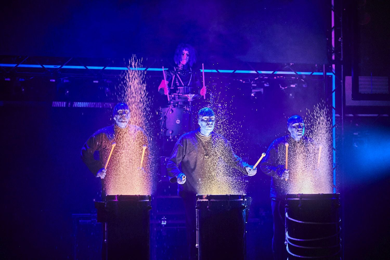 El espectáculo de Blue Man Group tiene una energía arrolladora.