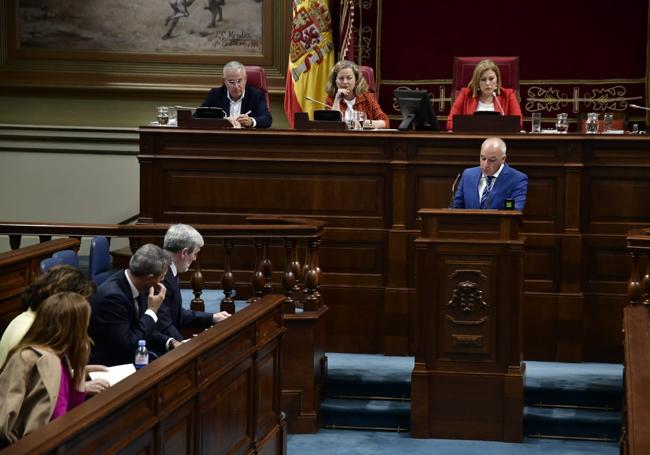 El portavoz de Nueva Canarias, Luis Campos, durante su comparecencia en el Parlamento.
