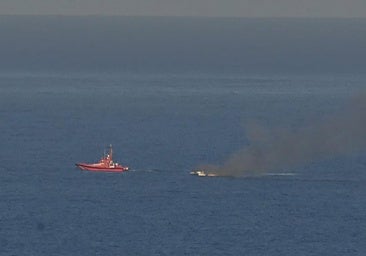 Un barco pesquero se incendia frente a la costa de Telde