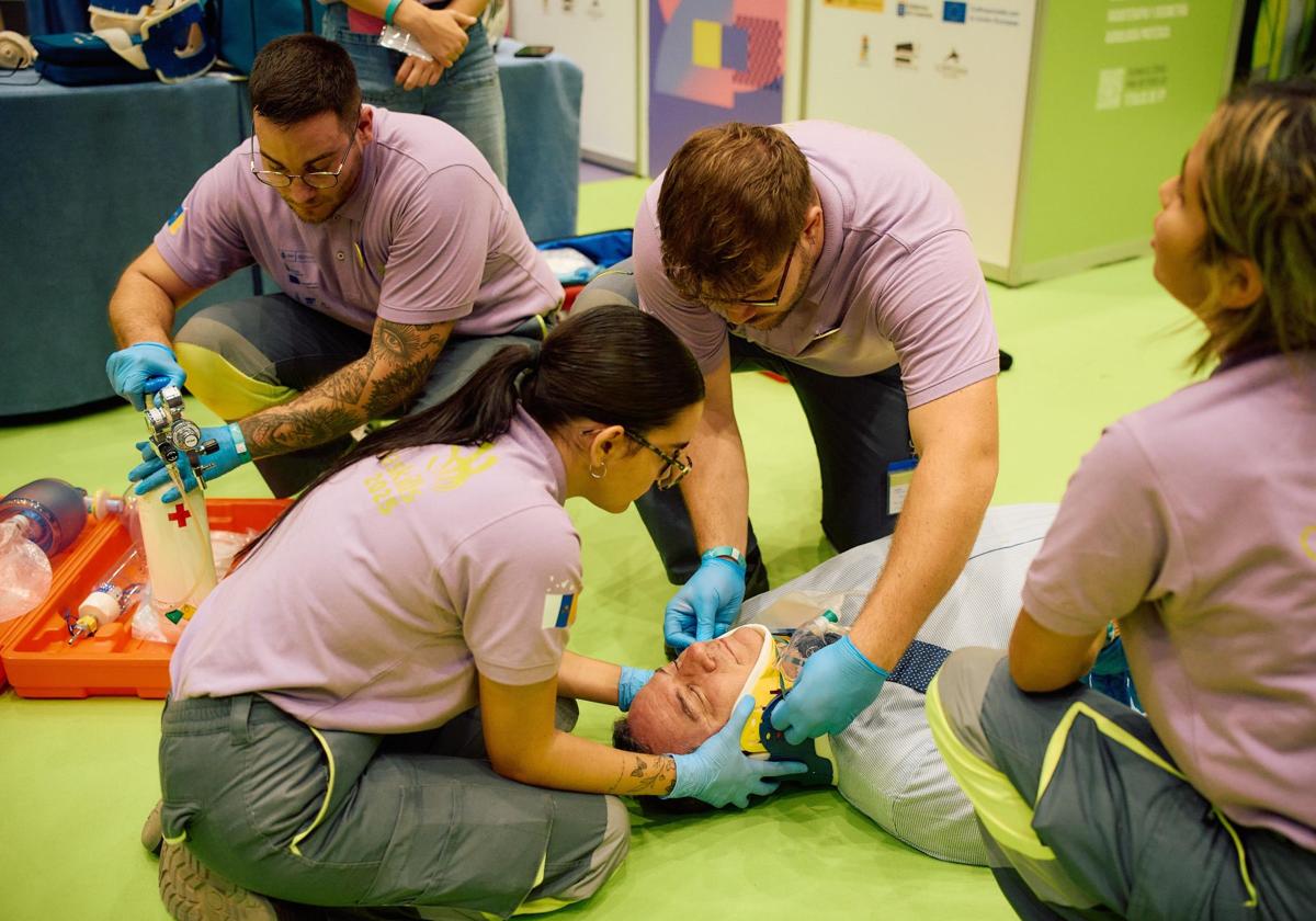 Poli Suárez es atendido por alumnado de FP en una actividad de la CanariasSkills.