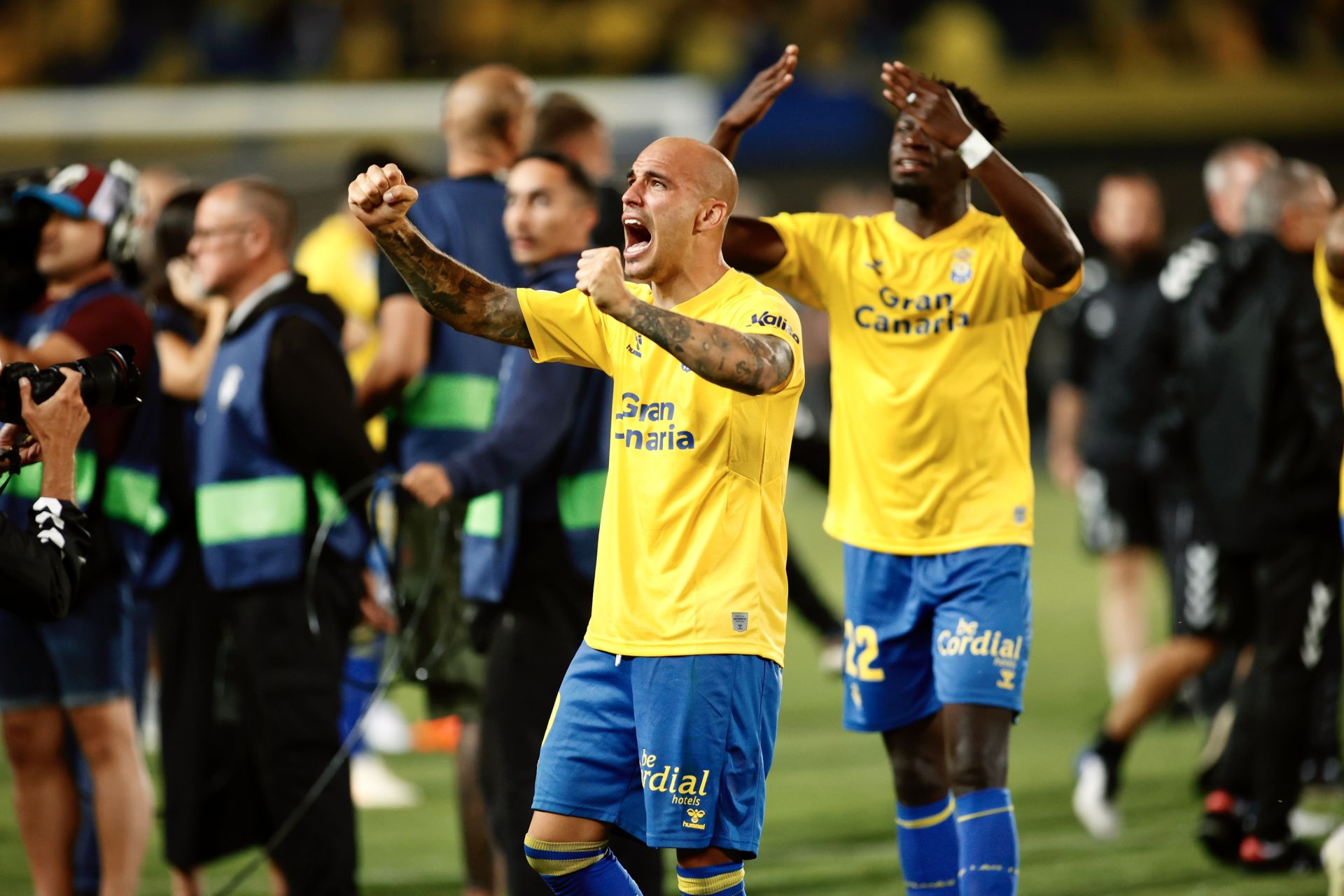 Sandro celebra con rabia el ascenso a Primera en 2023.