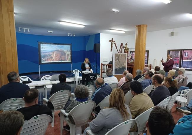 La alcaldesa, Vanesa Martín, durante el encuentro informativo con los vecinos de El Burrero.