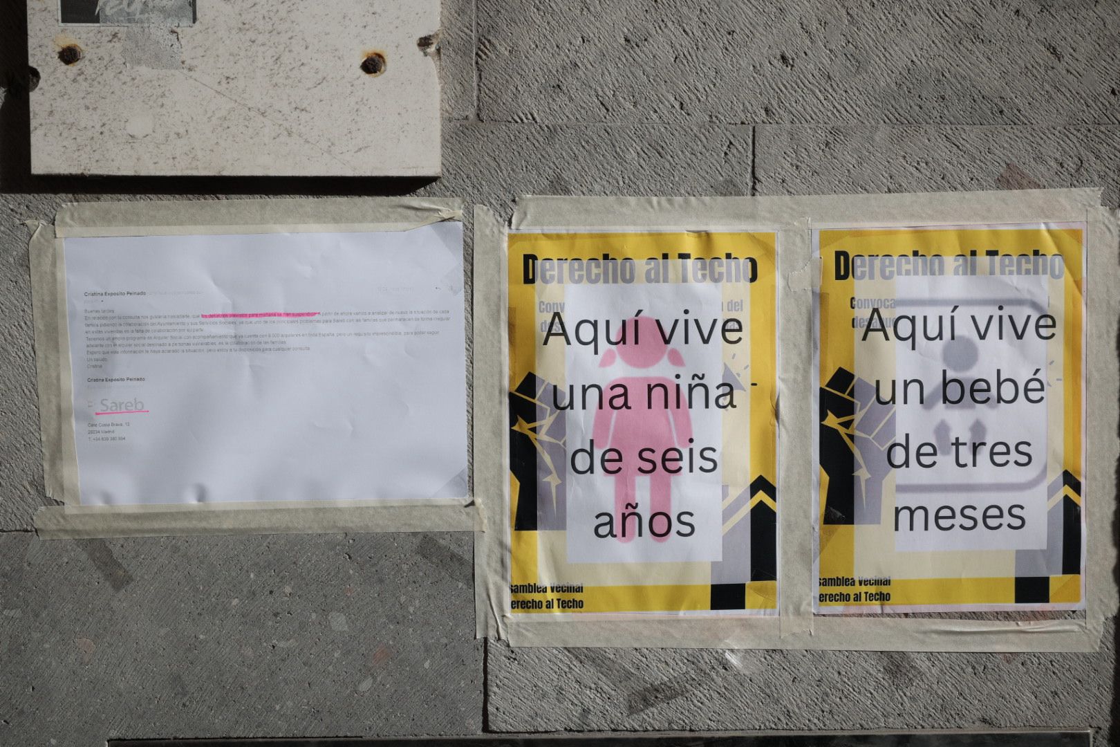 Imagen de los carteles colocados en la entrada del edificio.