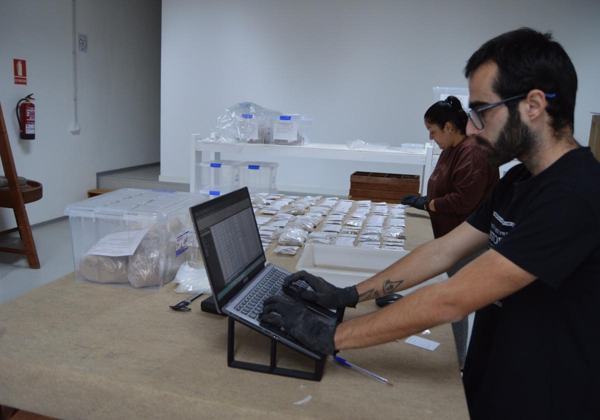 Los técnicos de Tibicena, en las labores de inventariado de los fondos arqueológicos del MAF, con sede en Betancuria.