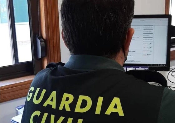 Guarcia Civil realizando su labor frente a su ordenador en una imagen de archivo.