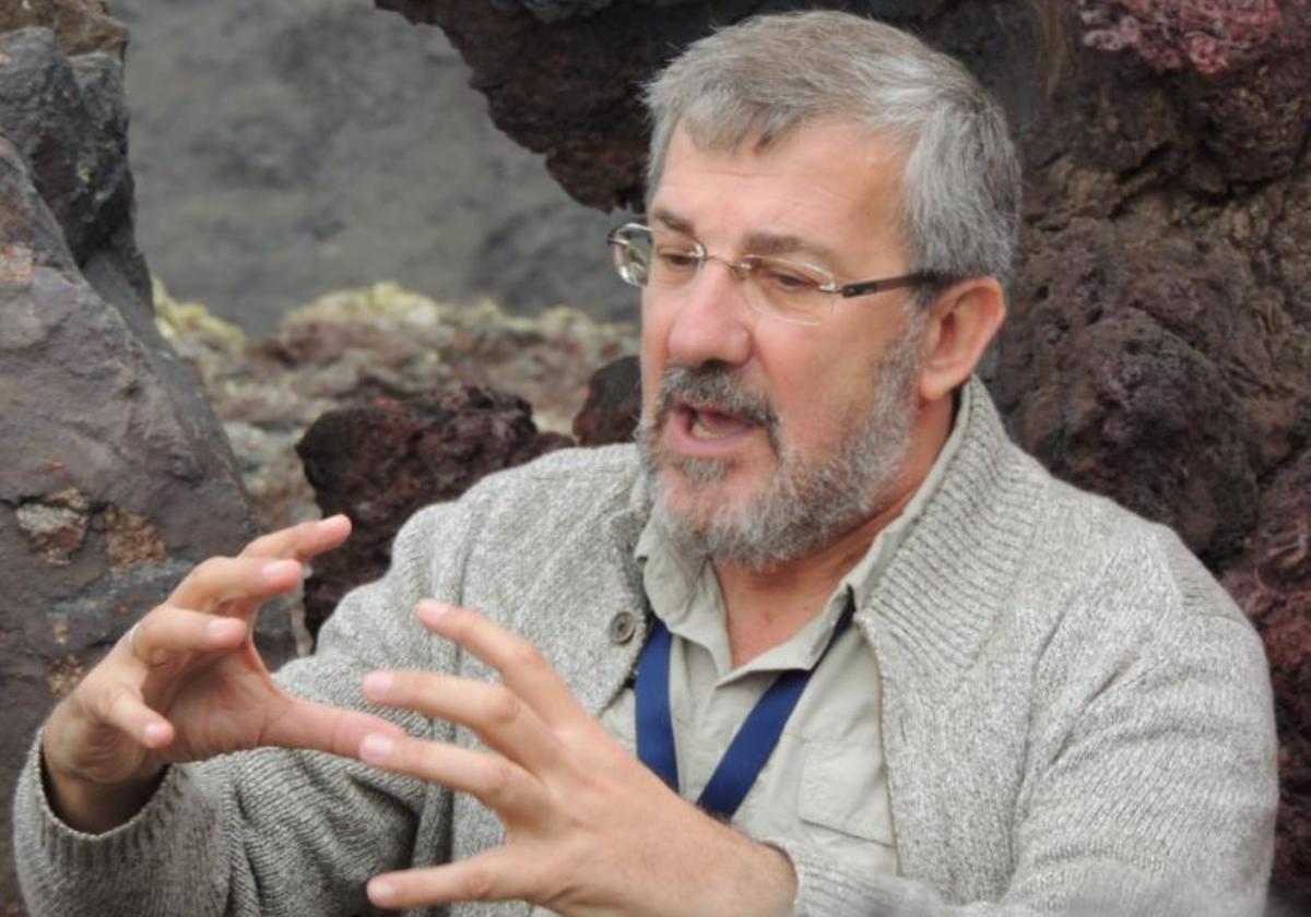 José Mangas, explicando cuestiones geológicas en una salida de campo.