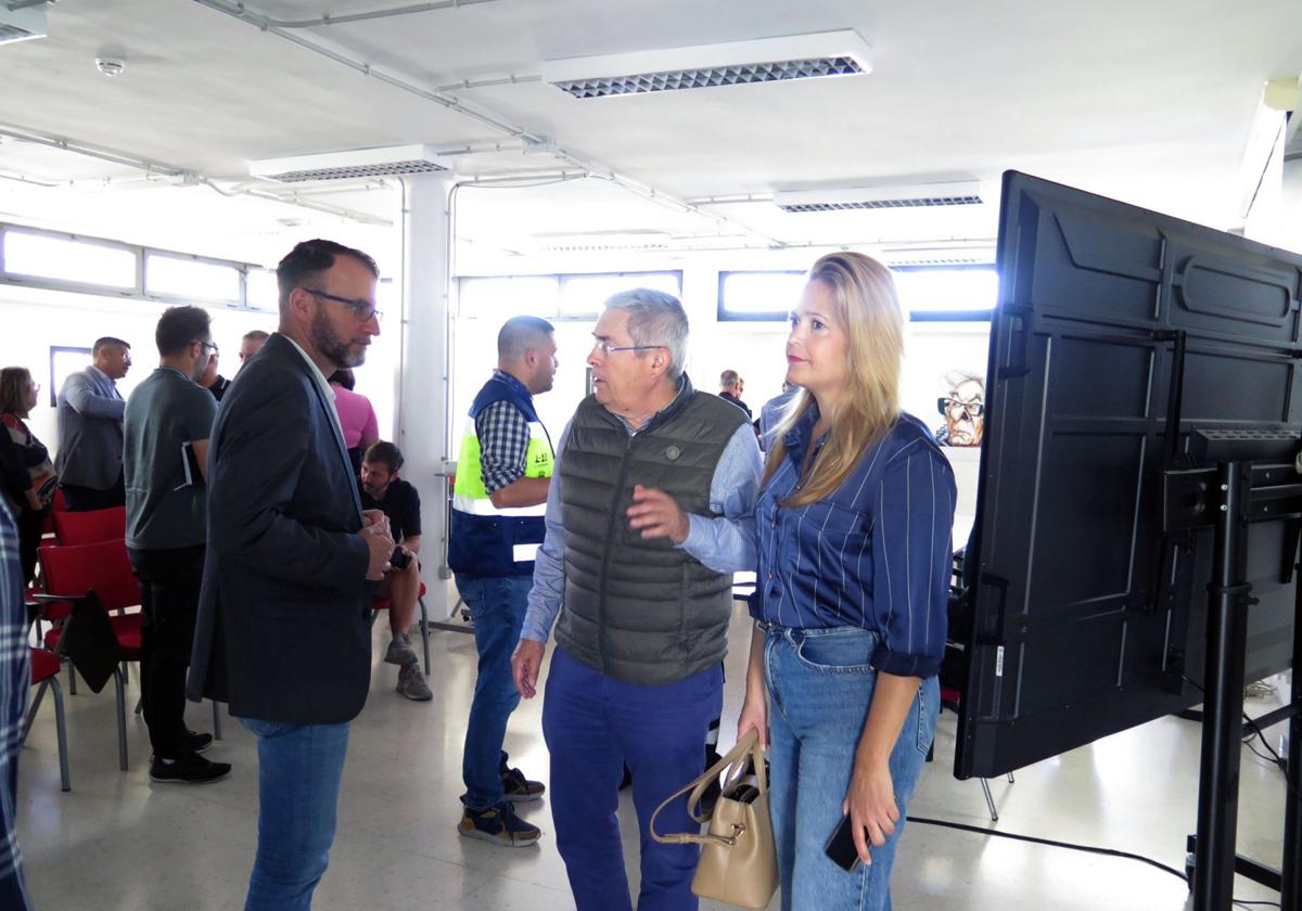 Álamo, el alcalde y la edil de Turismo, Yilenia Vega, en la reunión este viernes de la mesa de seguridad del carnaval.