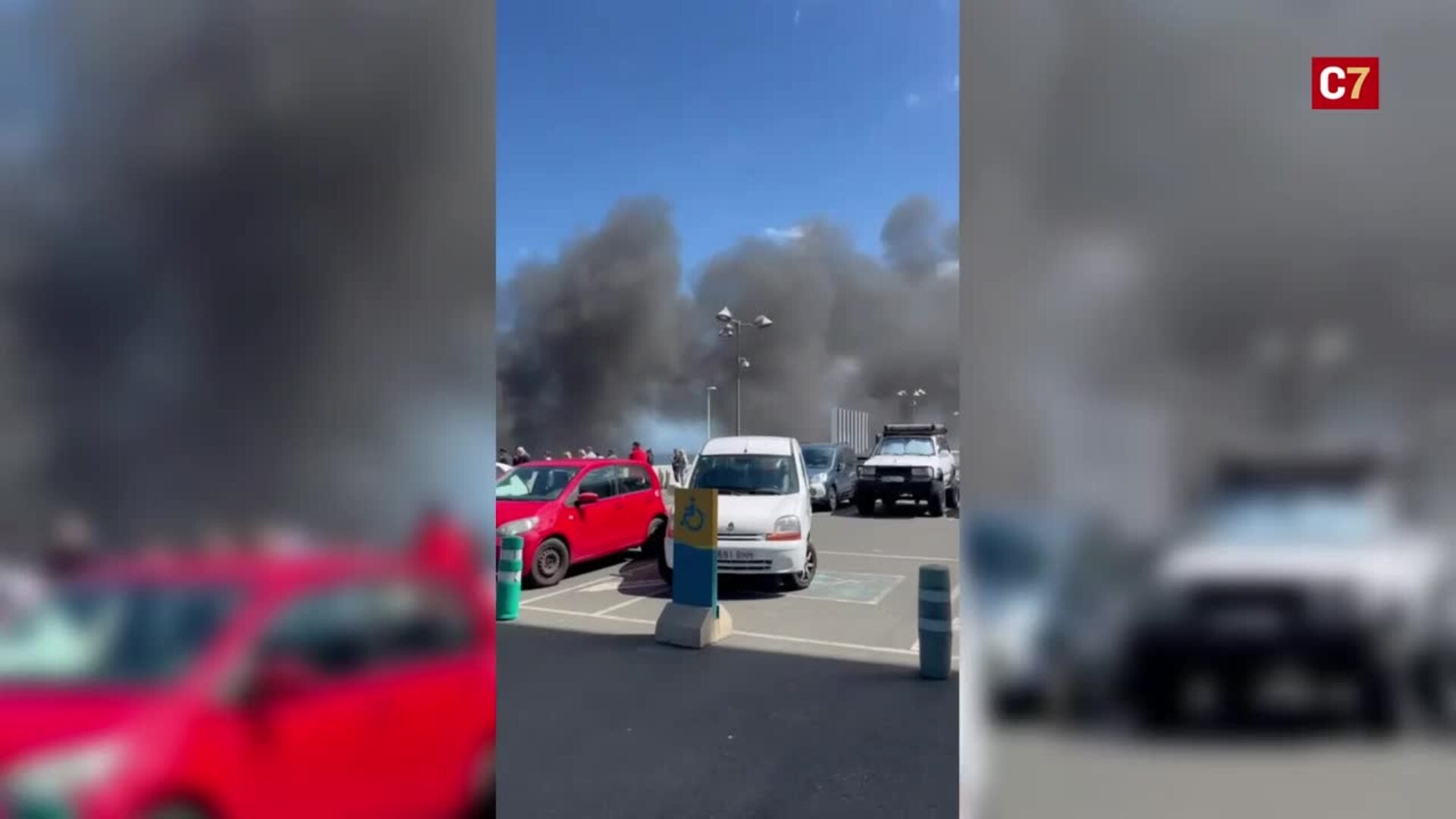 Espectacular incendio de una microguagua en la GC-1