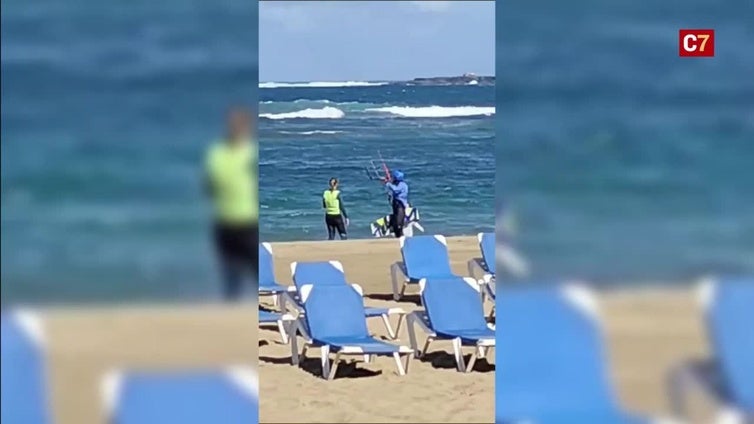 Un kitesurfista practica en Las Canteras y alerta a los bañistas