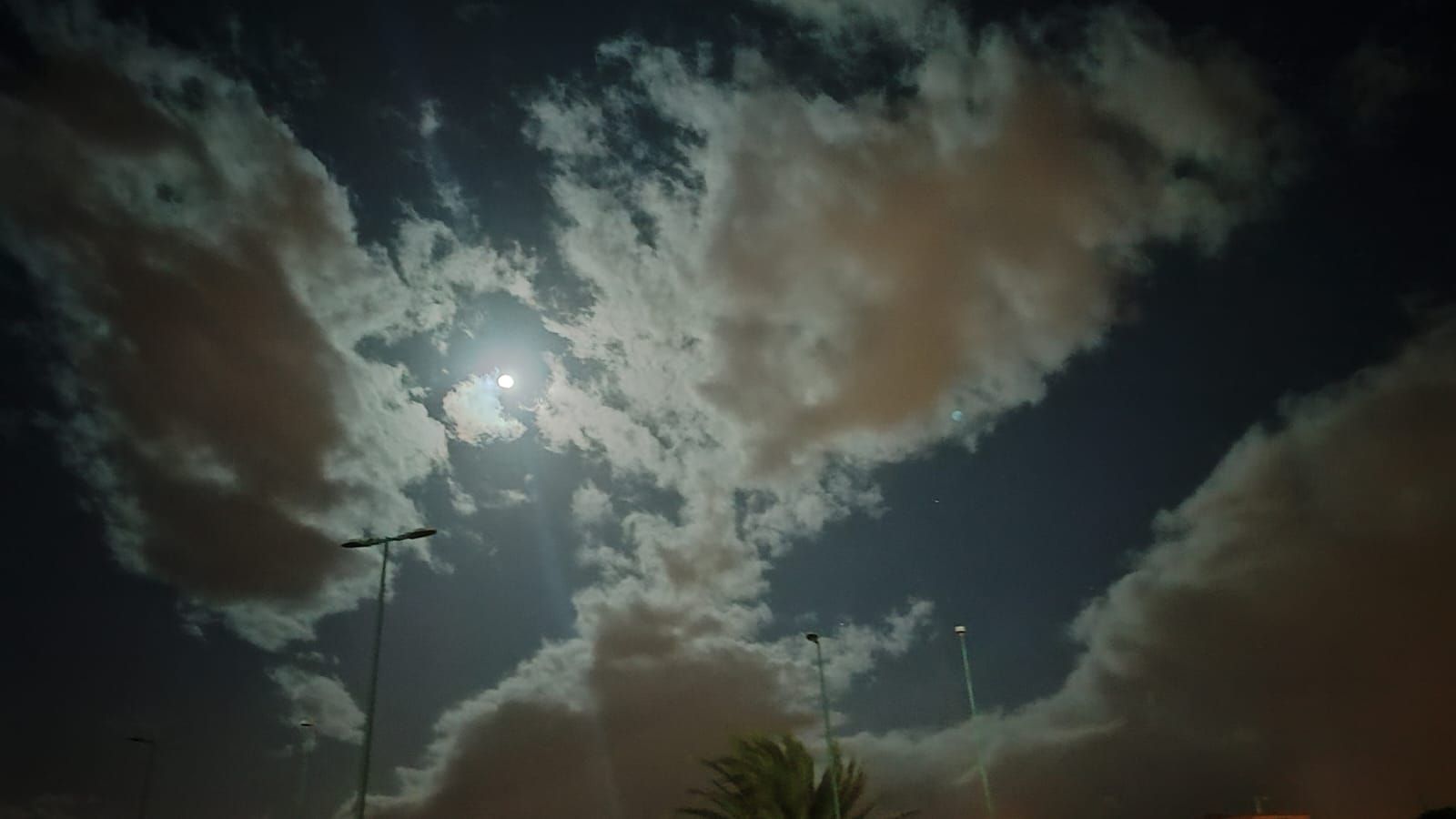 El cielo de Gran Canaria se tiñe de rojo con el eclipse de la luna de sangre