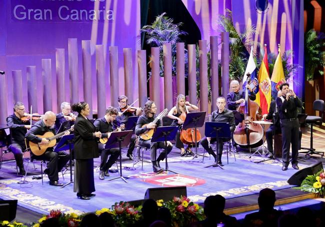 Un momento del número musical que cerró el acto de Honores del Cabildo.