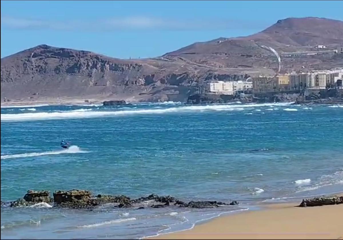 Un kitesurfista sorprende a los bañistas de Las Canteras