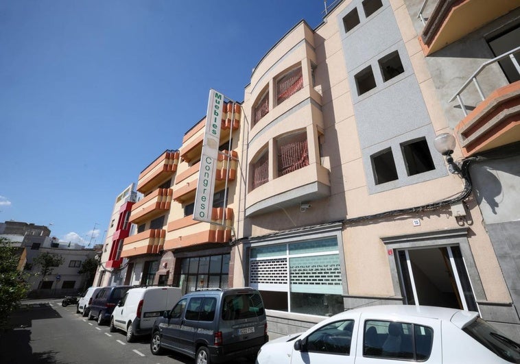 Fachada de dos de los edificios que albergó Muebles Congreso. En el número 18 se están culminando las cuatro primeras viviendas.