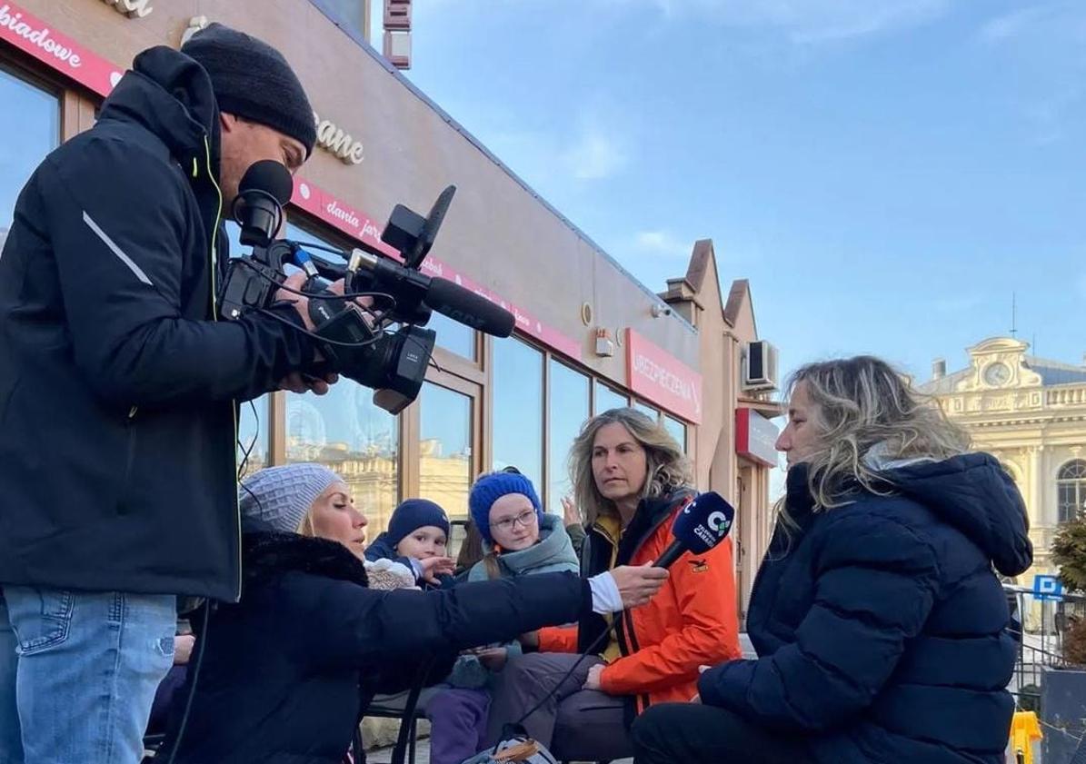 Imagen principal - Distintas secuencias de reportajes, entre testimonios de ciudadanos ucranianos, periodistas internacionales junto a Omar portando la bandera ucraniana y un piano desvencijado amenizando a los ciudadanos que huían de la guerra.