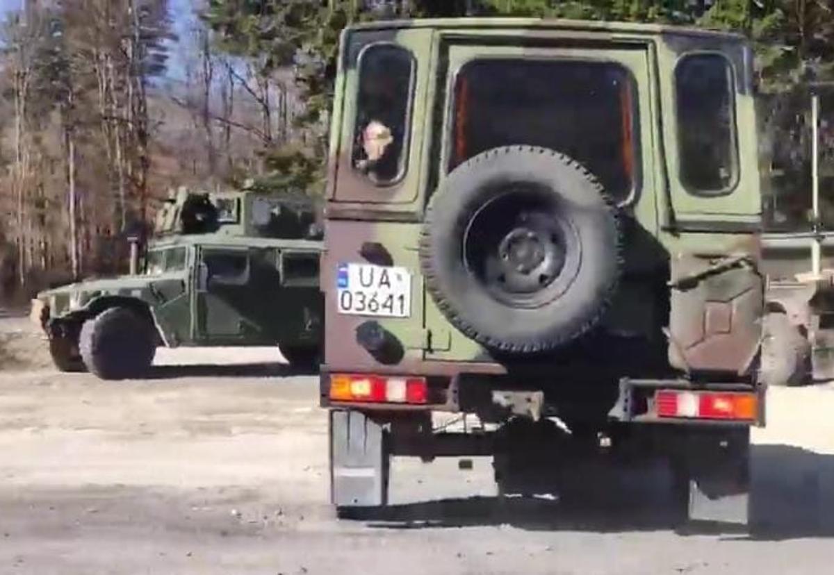 Imagen principal - La convivencia entre militares, carros de combate y oleadas de ciudadanos huyendo a la frontera se convirtió en la escena más recurrente de un conflicto que espera ahora una tregua de pronóstico reservado.