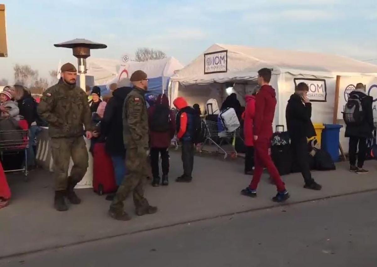 Imagen secundaria 1 - La convivencia entre militares, carros de combate y oleadas de ciudadanos huyendo a la frontera se convirtió en la escena más recurrente de un conflicto que espera ahora una tregua de pronóstico reservado.