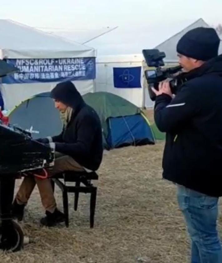 Imagen secundaria 2 - Distintas secuencias de reportajes, entre testimonios de ciudadanos ucranianos, periodistas internacionales junto a Omar portando la bandera ucraniana y un piano desvencijado amenizando a los ciudadanos que huían de la guerra.