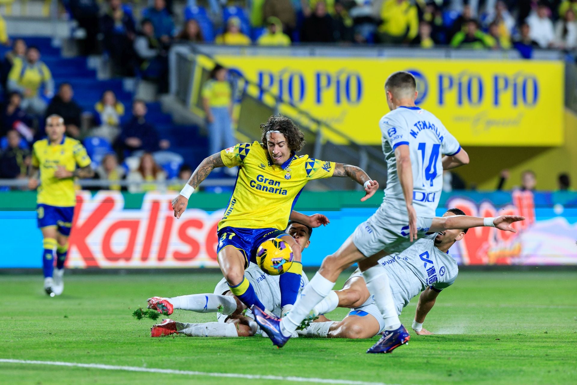 Silva pidió penalti en esta acción ante el Alavés.