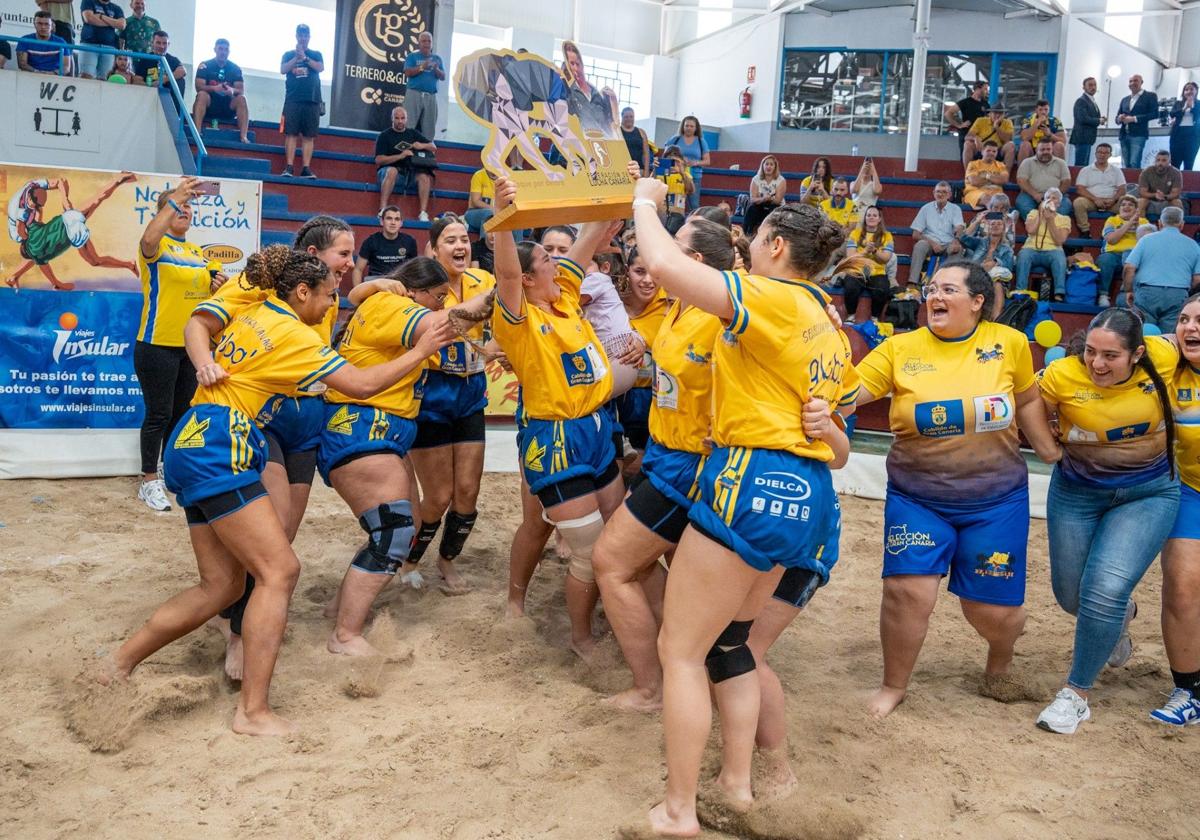 Momento de la celebración de las integrantes de Gran Canaria tras recoger el trofeo.