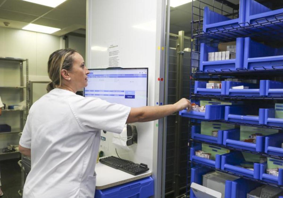 En la imagen, enfermera del servicio de farmacia hospitalaria del Doctor José Molina Orosa, de Lanzarote.