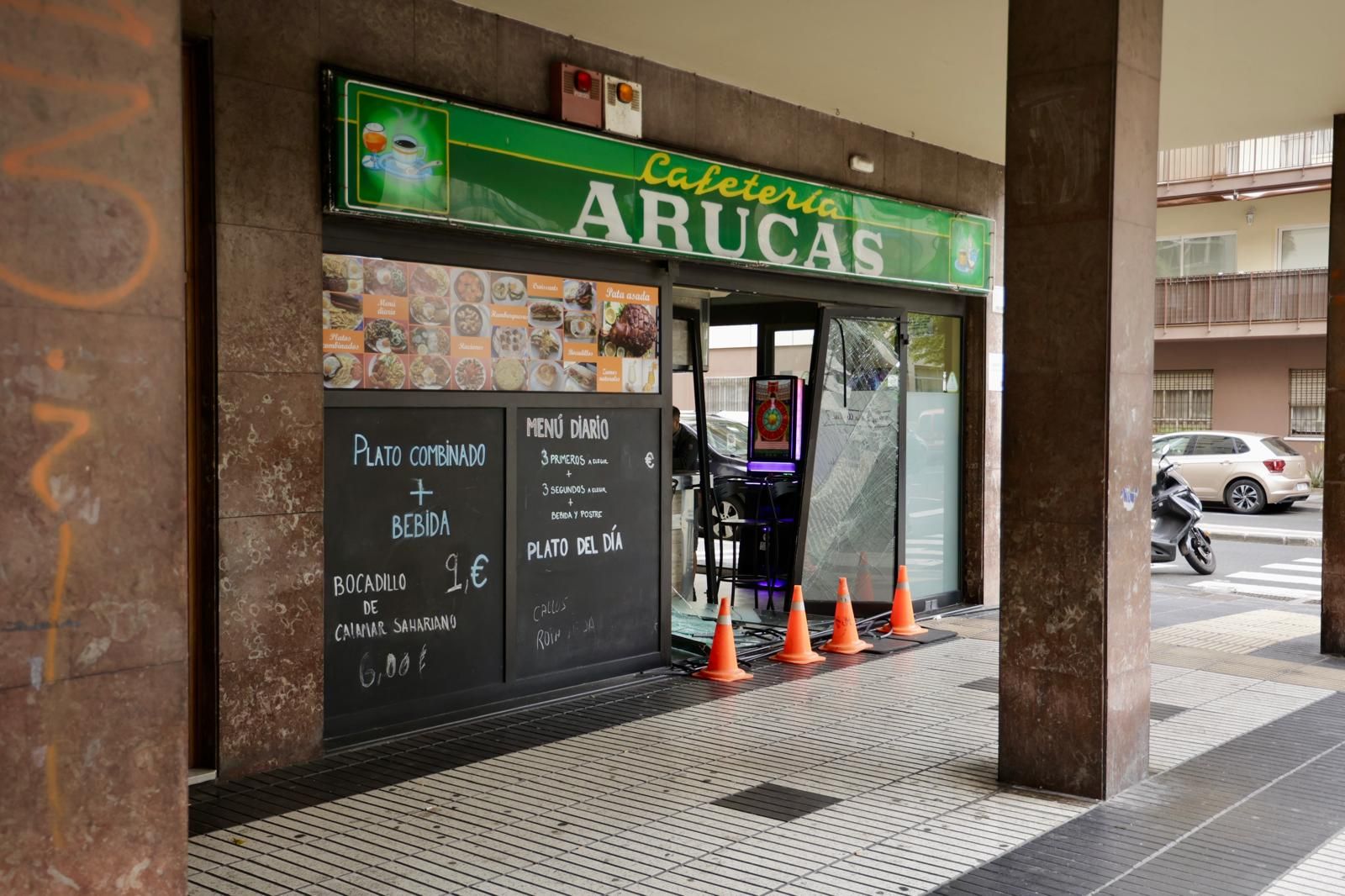 Así quedó una cafetería en la capital grancanaria tras el intento de robo con alunizaje