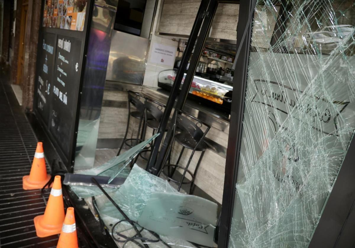 Así quedó una cafetería en la capital grancanaria tras el intento de robo con alunizaje