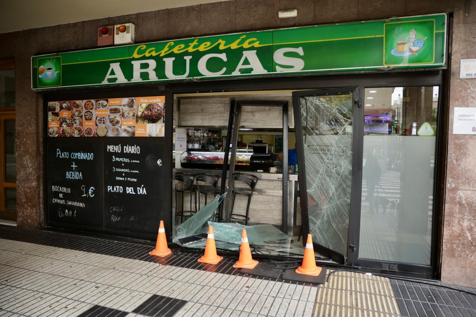 Así quedó una cafetería en la capital grancanaria tras el intento de robo con alunizaje