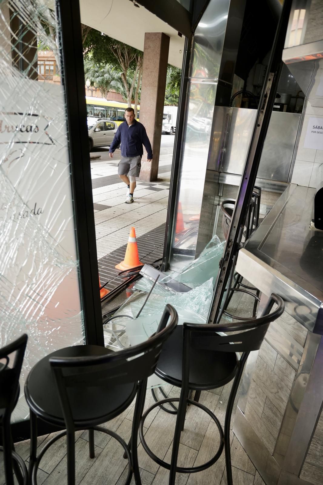 Así quedó una cafetería en la capital grancanaria tras el intento de robo con alunizaje