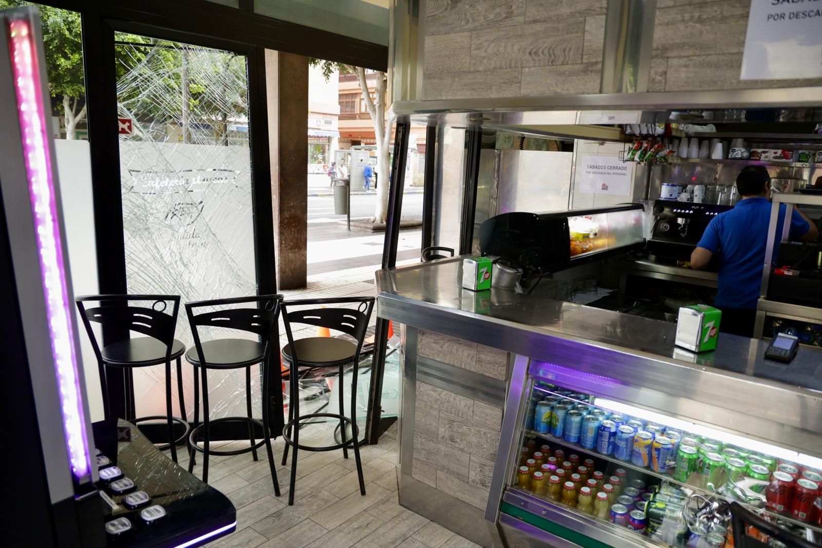 Así quedó una cafetería en la capital grancanaria tras el intento de robo con alunizaje