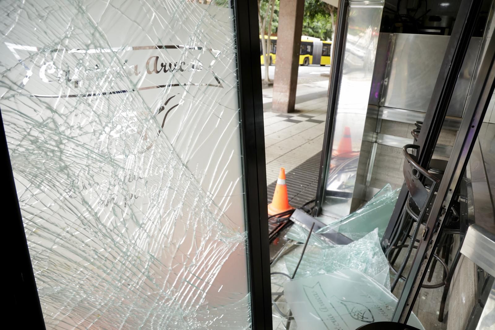 Así quedó una cafetería en la capital grancanaria tras el intento de robo con alunizaje