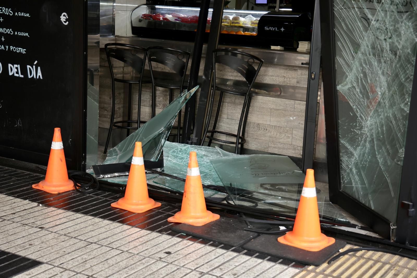 Así quedó una cafetería en la capital grancanaria tras el intento de robo con alunizaje