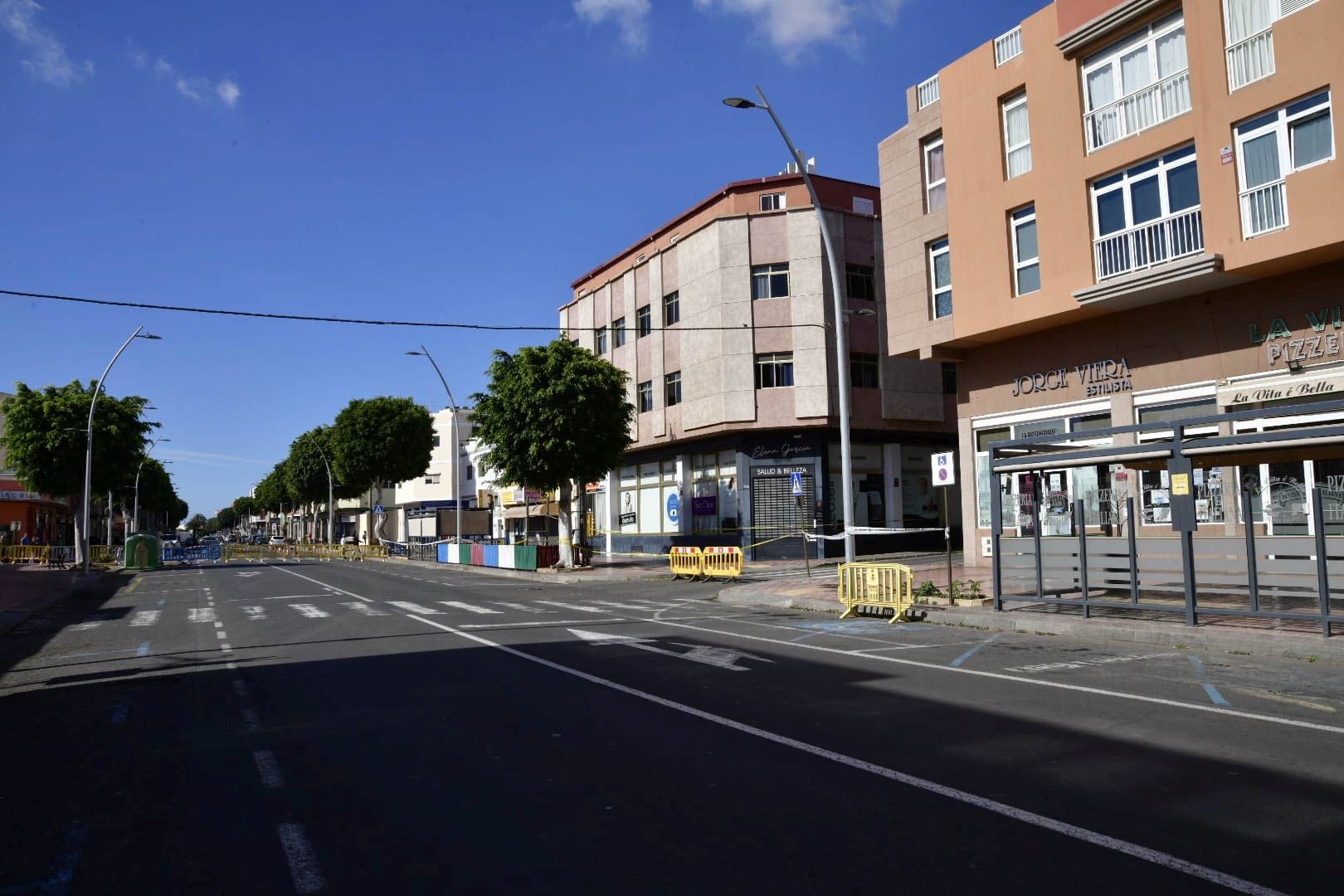 El edificio de Vecindario, desalojado y precintado por riesgo de derrumbe