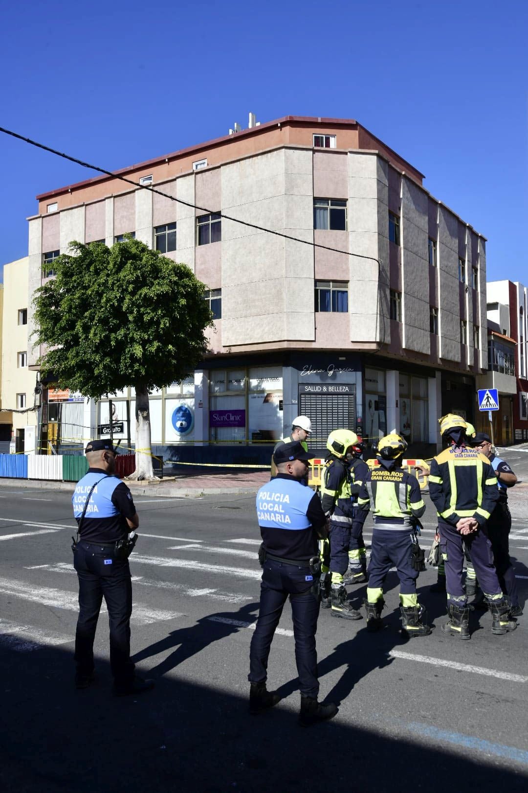 El edificio de Vecindario, desalojado y precintado por riesgo de derrumbe