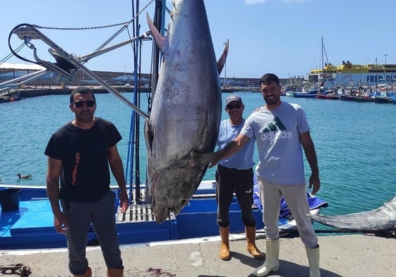 Iván y Lucas Trujillo, con uno de los dos primeros atunes rojos.