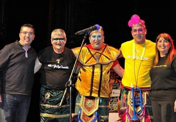 Familia chancleta: Juanma Rosales, en el centro, rodeado de sus hermanos Emilio, Tito y Marta y su sobrino Nauzet.