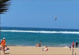 Un nuevo kitesurfista sorprende a bañistas y usuarios de Las Canteras con su actividad en el interior de la barra.