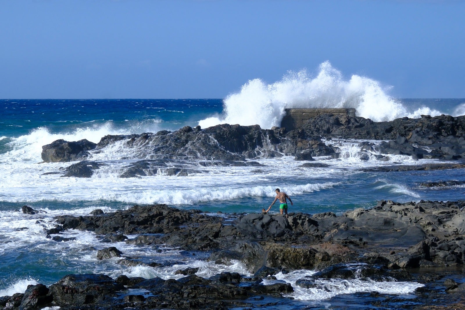 El oleaje azota con fuerza la costa de Las Palmas de Gran Canaria