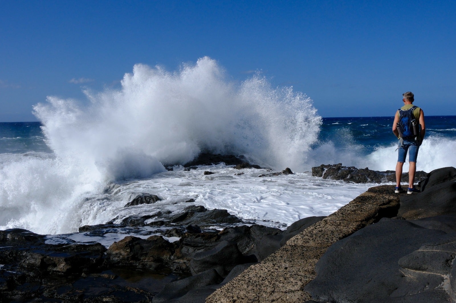 El oleaje azota con fuerza la costa de Las Palmas de Gran Canaria