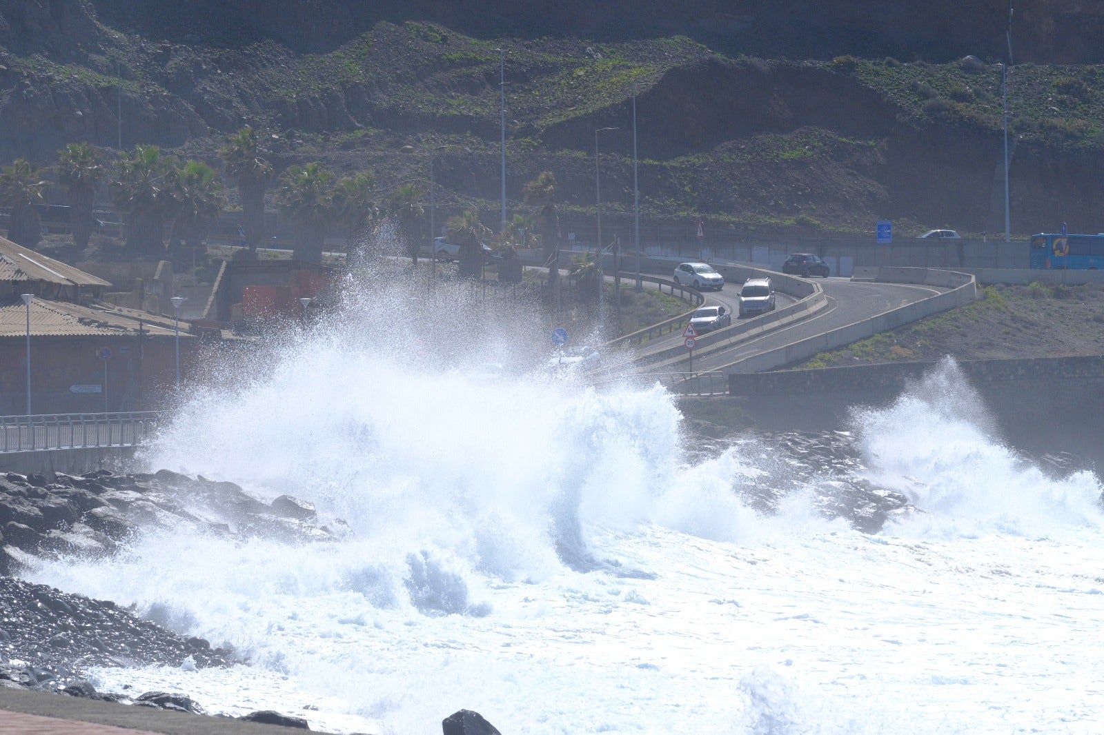 El oleaje azota con fuerza la costa de Las Palmas de Gran Canaria