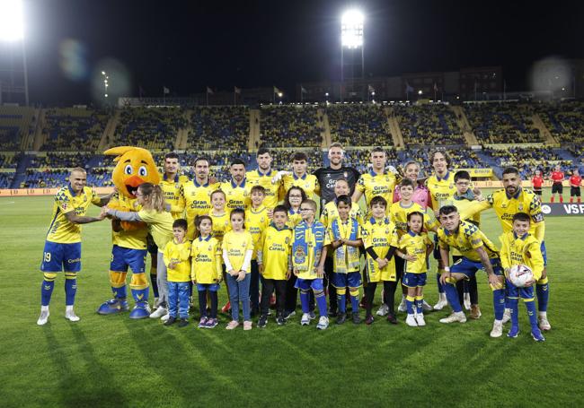 Jugadores de la UD con jóvenes seguidores antes del inicio del último partido.