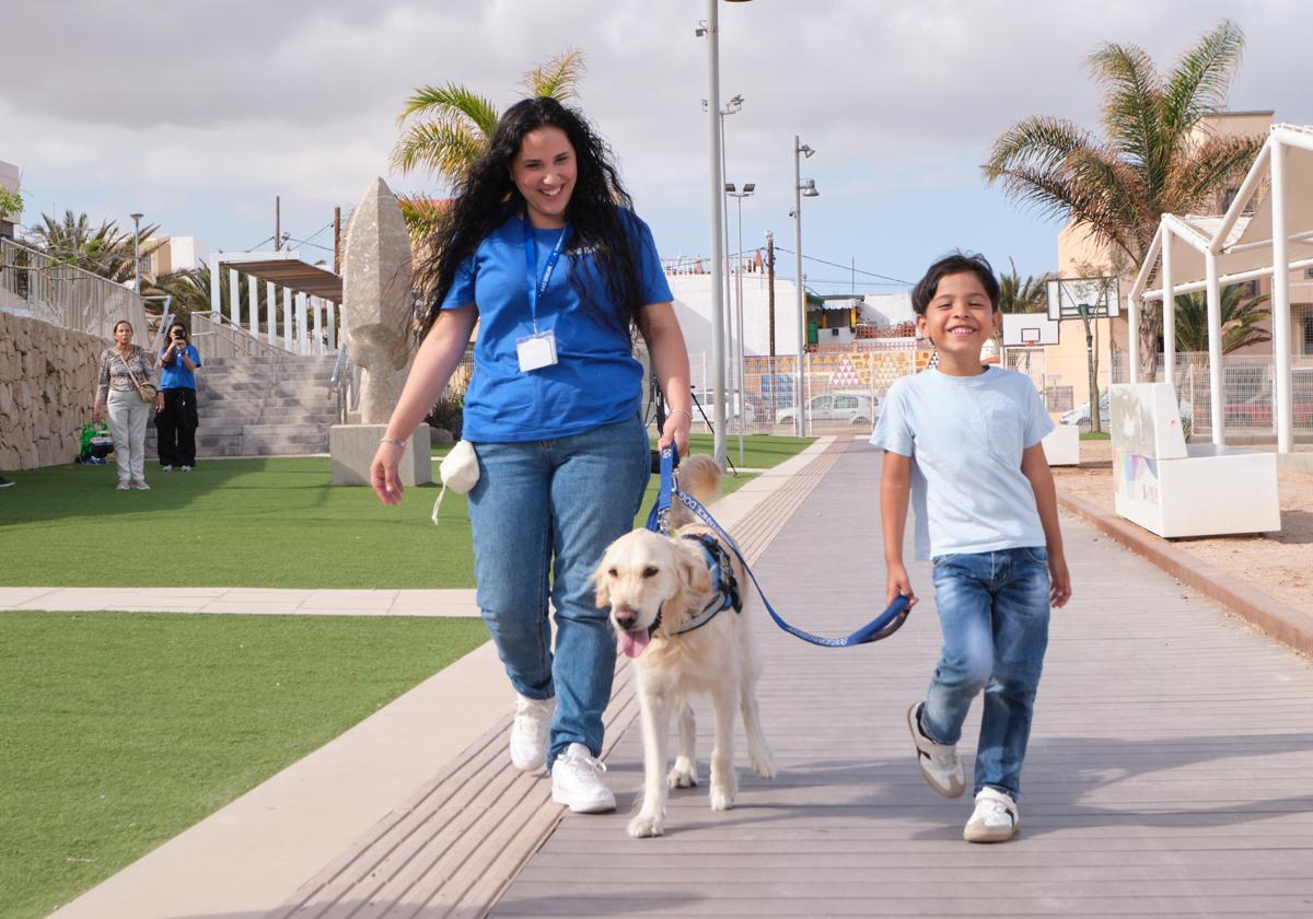 Benja pasea con su perro Yogui y su madre Victoria Ferro.