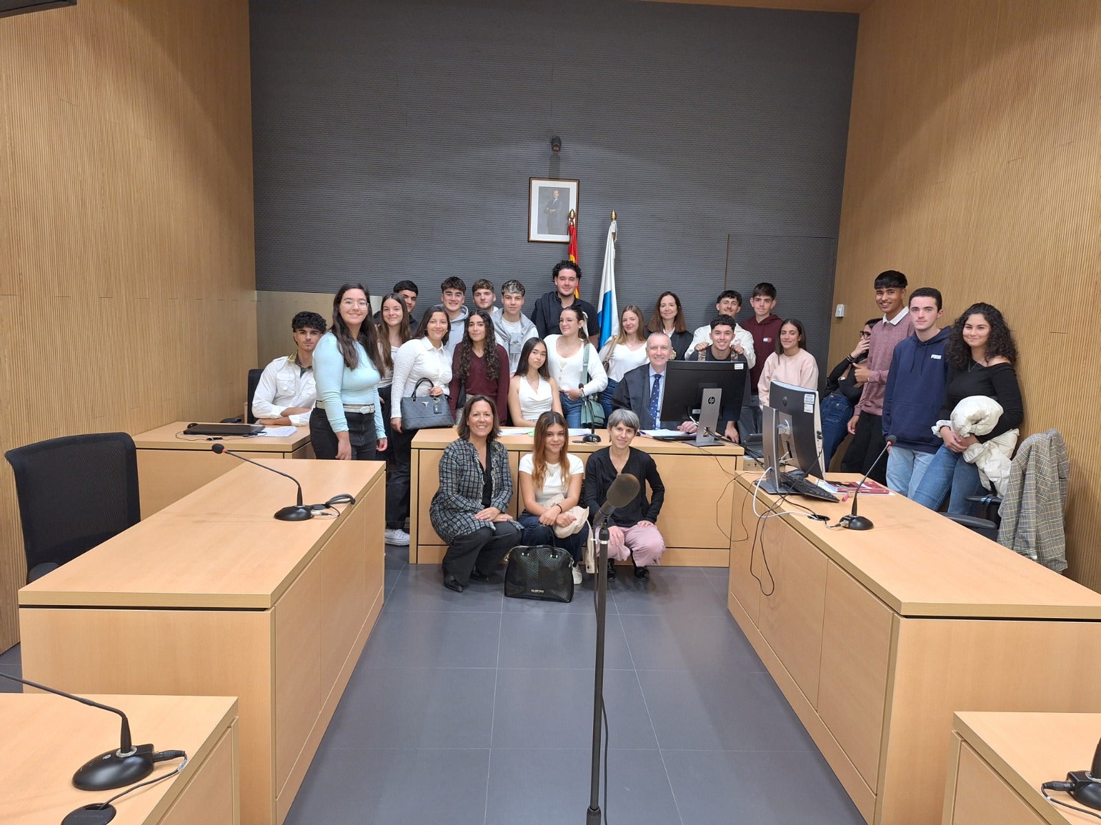 Imagen de la visita a la sede judicial de la capital grancanaria del IES Siete Palmas, con la fiscal Cecilia Acebal y el letrado de la Administración de Justicia Rafael García.