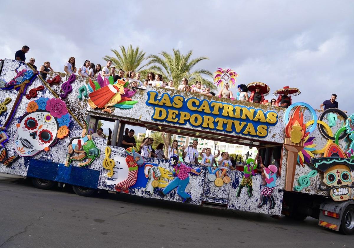 La carroza anunciadora del carnaval de Maspalomas.