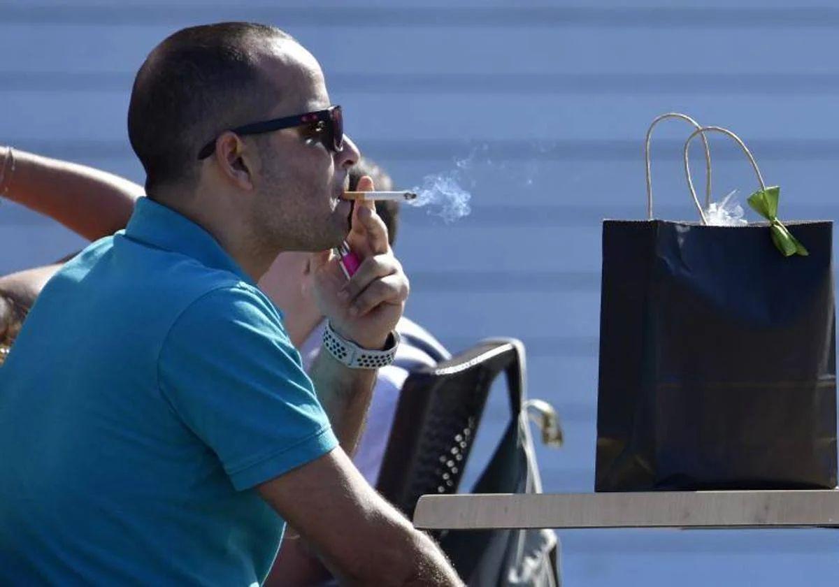 Un hombre fuma en una terraza de la playa de Las Canteras, en Las Palmas de Gran Canaria.