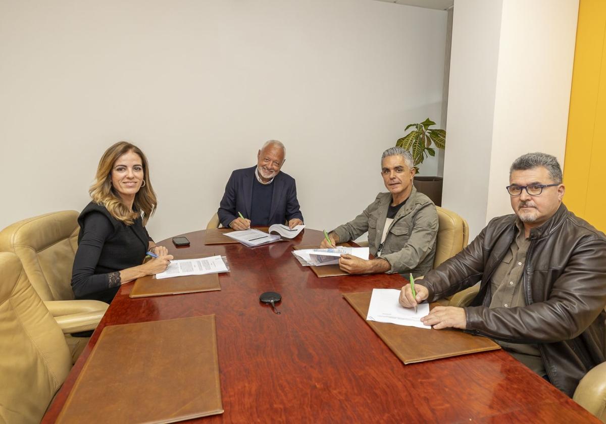 Olivia Llorca, directora general de HiperDino; Javier Puga, consejero delegado de DinoSol Supermercados, Henry Acosta y Terencio Acosta, propietarios de Terencio Supermercados.