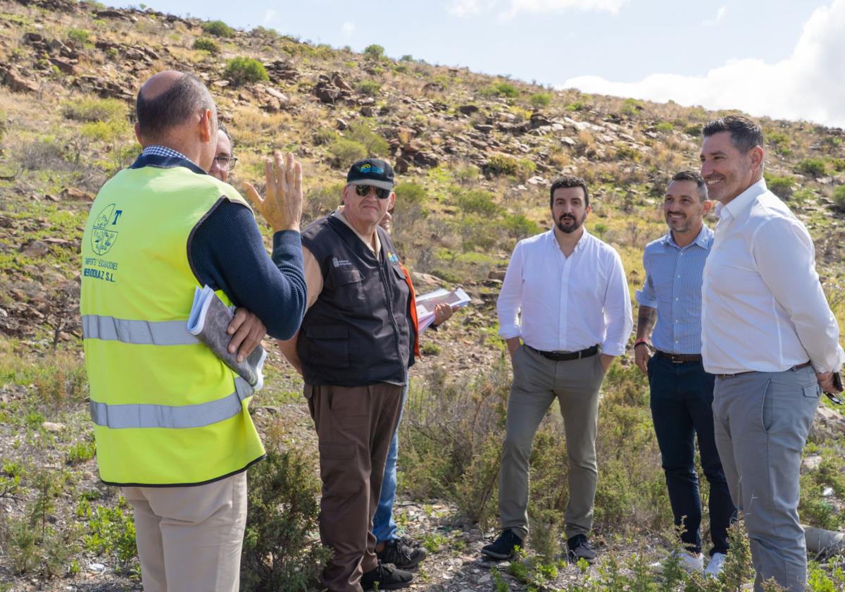 Un momento de la visita de los dos ediles, Cardoso y Marichal, a la derecha de la imagen.